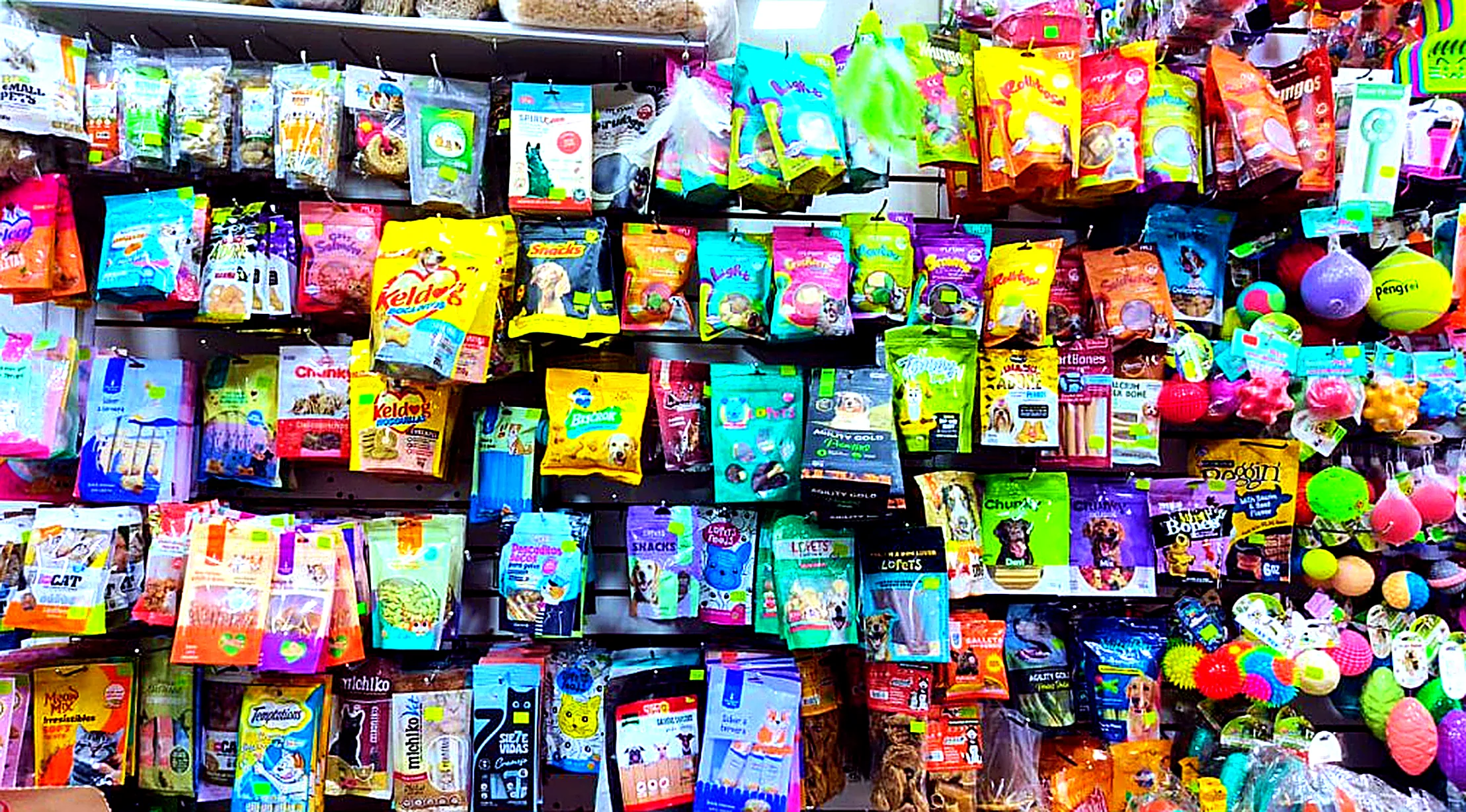 Pared de snacks y premios para perros y gatos en la tienda Tecnopets