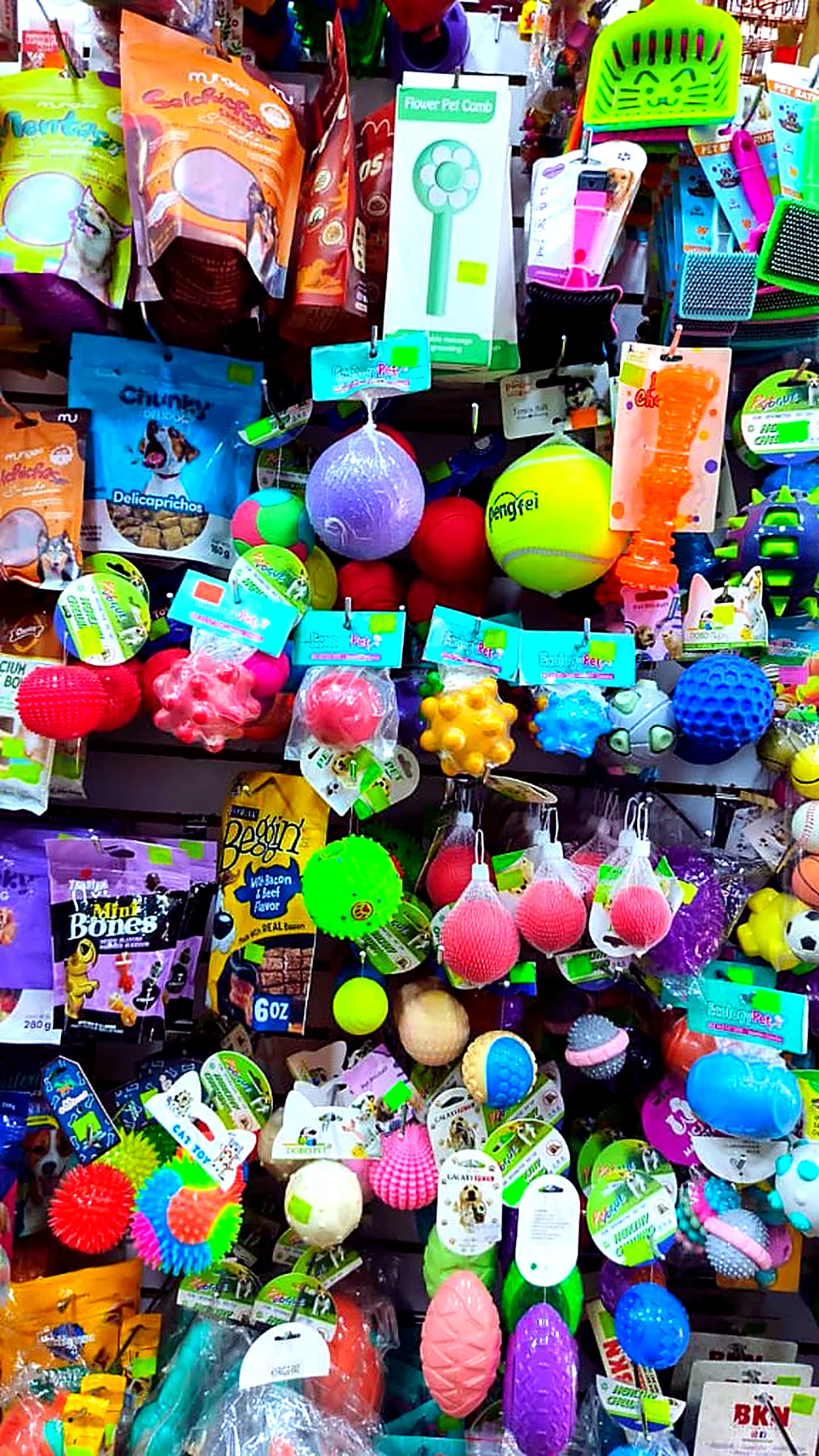 Exhibición de juguetes de caucho y pelotas en Tecnopets