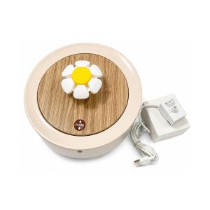 Fuente de agua con flor y madera